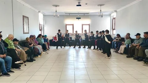 Bayburt'ta Öğrencilerden Huzurevi Etkinliği