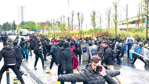 Mecidiyeköy'de İzinsiz Yürüyüşe Polis Müdahalesi