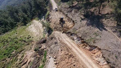 Manisa'da Heyelan Sonrası Yol Açıldı
