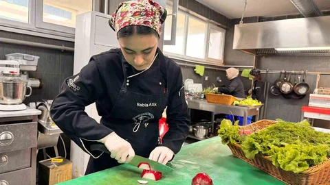 Burhaniye'de Sebze Hasadı Yapıldı