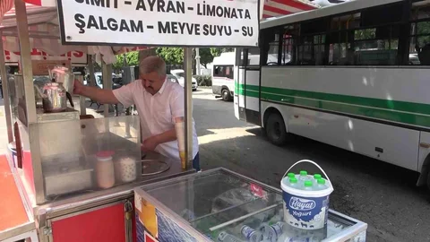 Adana'da 1 Mayıs'ta Çalışan Seyyar Satıcılar
