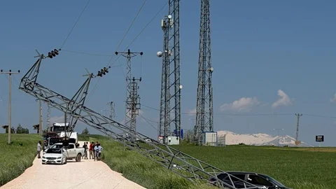 Adıyaman'da Otomobil Elektrik Direğine Çarptı