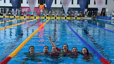 Bursa'da Öğrenciler Yüzme Şampiyonu Oldu