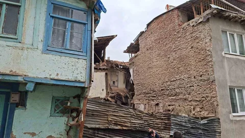 Afyonkarahisar’da Ahşap Evde Göçük Oluştu