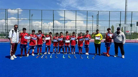 Beypazarı Akşemseddin Ortaokulu Çim Hokeyinde Başarı Sağladı