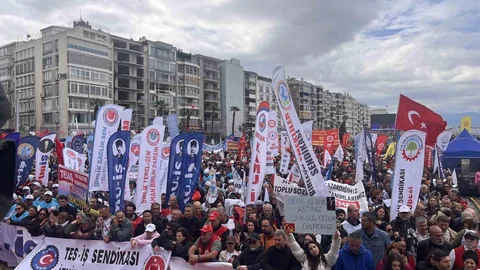İzmir'de 1 Mayıs Kutlamaları Coşku Dolu Geçti