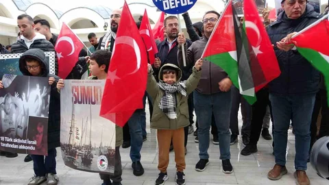 Çanakkale’de Küresel Sumud Filosu’na Destek Eylemi