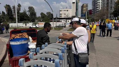Adana'da Simitçiler Bariyer Arkasında Çalıştı