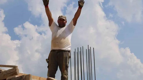 Adana'da İnşaat İşçileri Çalışmaya Devam Ediyor