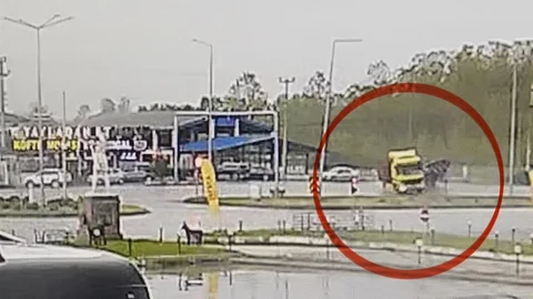 Kırmızı Işıkta Durmaya Çalışan Tır Devrildi