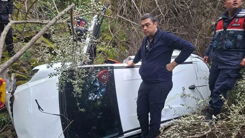 Ayvacık’ta Uçuruma Yuvarlanan Otomobil