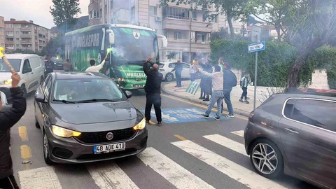 Muğlaspor'a Meşaleli Karşılama Yapıldı