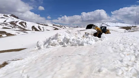 Van'da Yol Açma Çalışmaları Tamamlandı