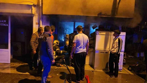 Zonguldak'ta Beyaz Eşya Tamirhanesi Yandı