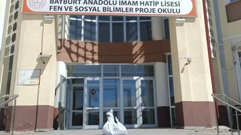 Bayburt'ta Öğrenciler Atık Pil Topladı