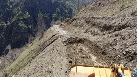 Bingöl’de Heyelan Sonrası Yol Açma Çalışmaları Devam Ediyor