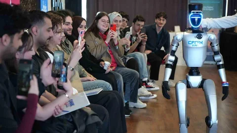 Türkiye'nin İlk Robotu Gençlerle Buluştu