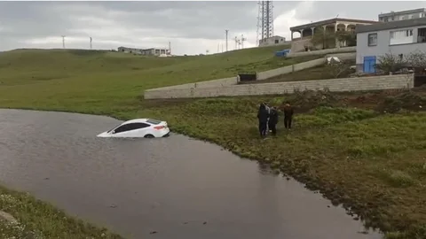Siverek'te Otomobil Gölete Düştü