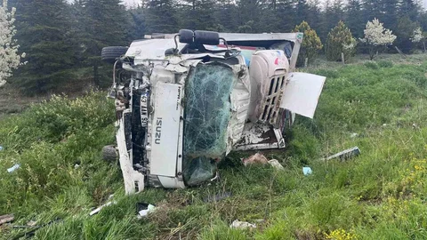 Afyonkarahisar'da Kamyon Devrildi, İki Yaralı