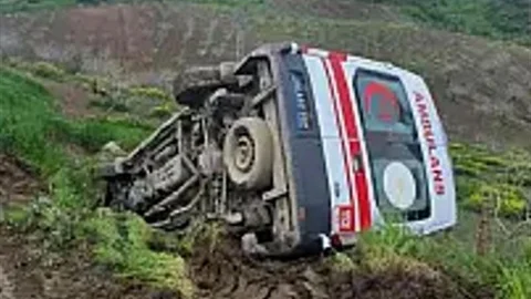 Siirt'te Ambulans Devrildi, 3 Yaralı