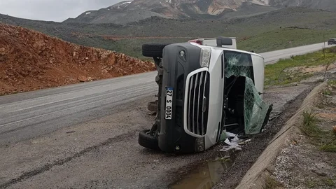 Malatya'da Minibüs Devrildi
