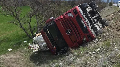 Erzincan'da Tır Devrildi
