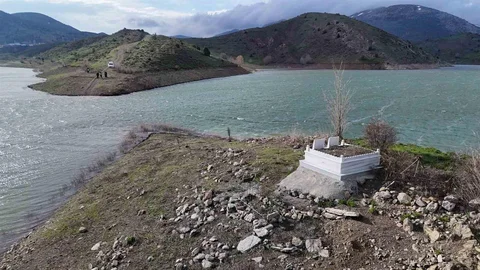 Sivas'ta Mezarlık Su Altında Kaldı