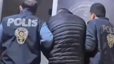 İzmir’de Aranan Şüpheli Gardıropta Yakalandı