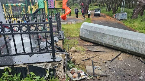 Heybeliada’da Bayrak Direği Devrildi