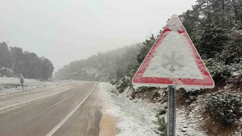 Afyonkarahisar'da Kar Yağışı Trafiği Olumsuz Etkiledi