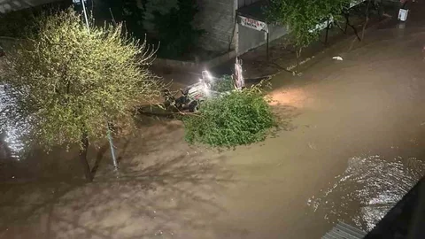 Siverek'te Dolu ve Sağanak Yağış Etkili Oldu