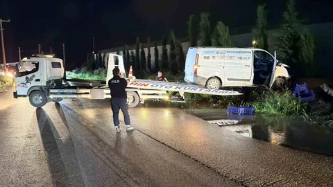 Antalya'da Kamyonet Su Kanalında Asılı Kaldı