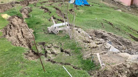 Ağrı'da Heyelan Sonrası Yarıklar Oluştu