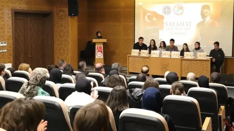Bayburt'ta Öğrenciler Safahat Üzerine Konuştu