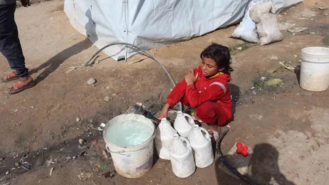 Gazzeli Çocuklar Enkazda Hayatta Kalma Mücadelesi Veriyor