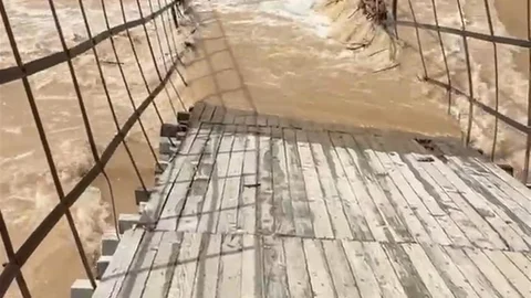 Munzur Nehri Taşkınları Sonucu Asma Köprü Çöktü