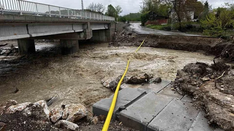 Sakarya'da Yol Çökmesi ve Gaz Borusu Tehlikesi