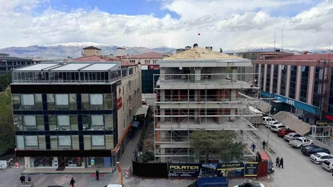 Erzincan'da Tehlikeli Çatı Çalışması