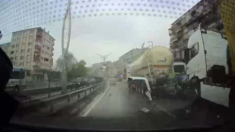 Kocaeli'nde Zincirleme Kaza Görüntüleri Yayınlandı