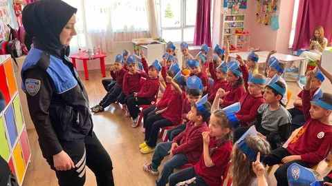 Polisler Miniklere Eğitim Veriyor