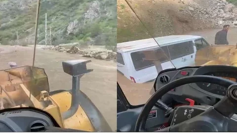 Hakkari'de Mahsur Kalan Minibüs Kurtarıldı