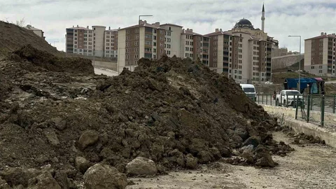 Yüksekova'da Heyelan Ulaşımı Engelliyor