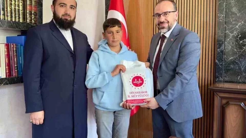 Cami İnşaatına Bağış Yapan Genç Ödüllendirildi