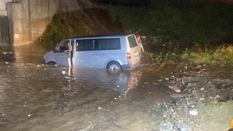 Sakarya'da Suya Gömülen Araçta Kurtarma Operasyonu