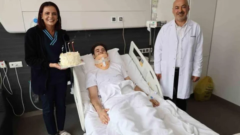 İzmir'de Genç Hasta Doğum Gününü Kutladı