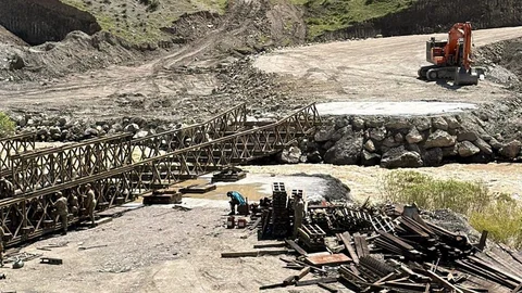 Hakkari-Van Yolunda Köprü Çalışmaları Devam Ediyor