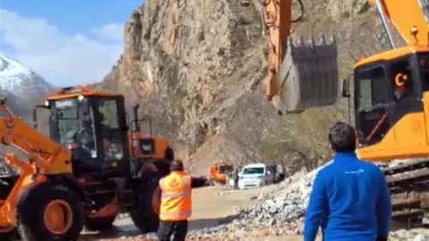 Van'da Kara Yolu Yeniden Açıldı