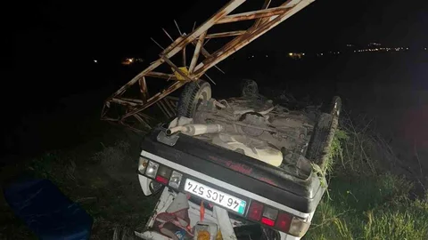 Elektrik Direğine Çarpan Araç Ters Döndü