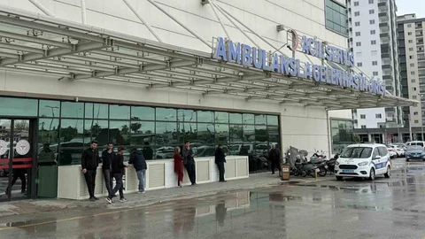 Mersin'de Tarihi Geçmiş Salam Yiyen Öğrenciler