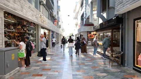 Marmaris'te Yenilenen Çarşı Turistlerin Gözdesi